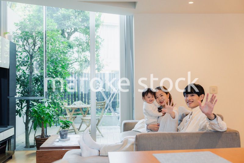 赤ちゃんとお家で過ごす幸せなファミリー