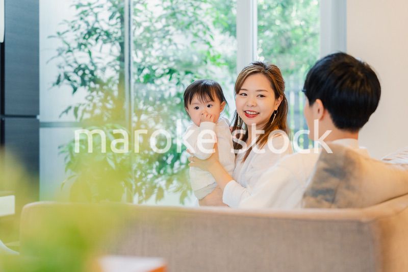 赤ちゃんとお家で過ごす幸せなファミリー