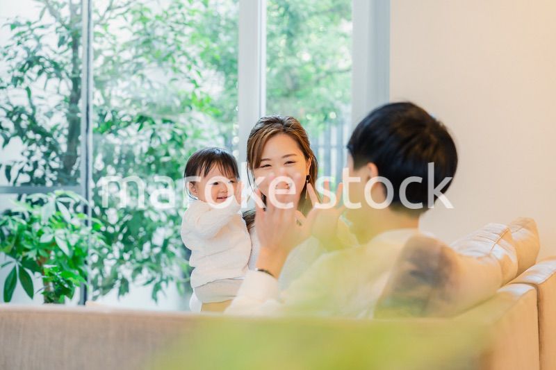 赤ちゃんとお家で過ごす幸せなファミリー