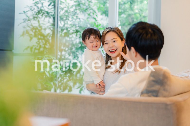 赤ちゃんとお家で過ごす幸せなファミリー