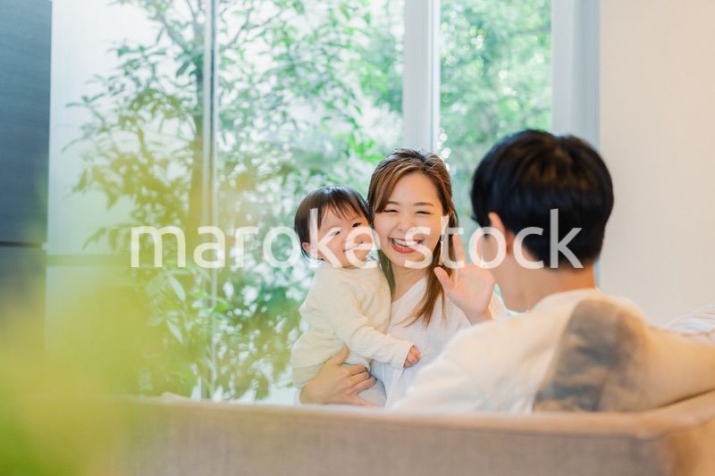 赤ちゃんとお家で過ごす幸せなファミリー