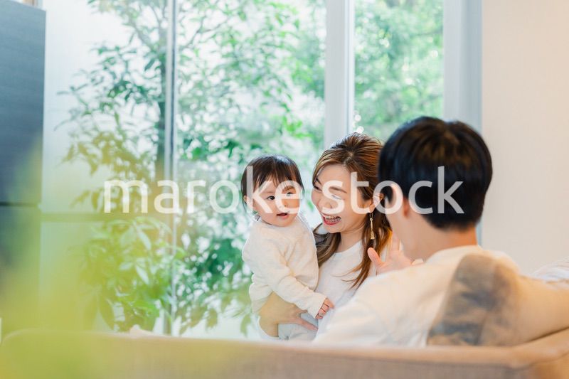 赤ちゃんとお家で過ごす幸せなファミリー