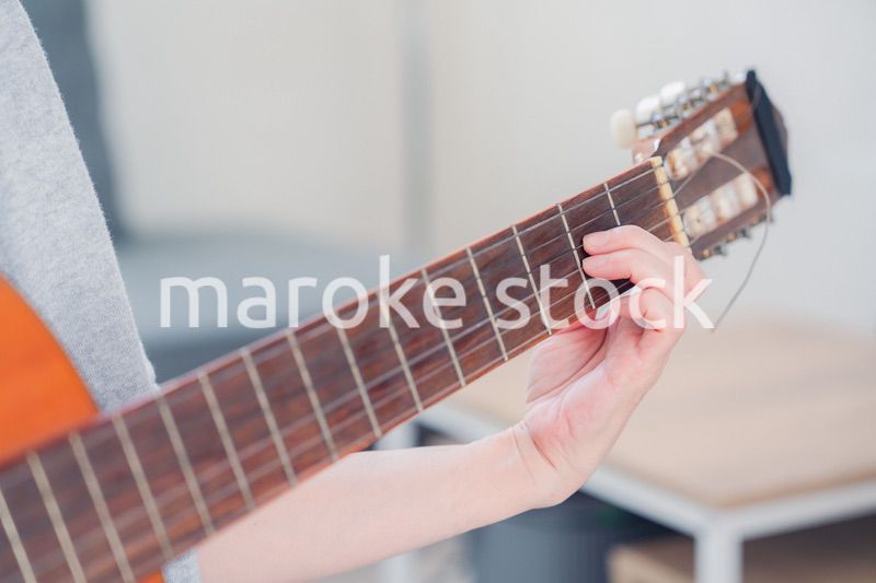 ギターを演奏するシニアの女性