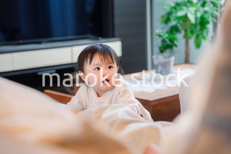 家でひとりで遊ぶ赤ちゃん