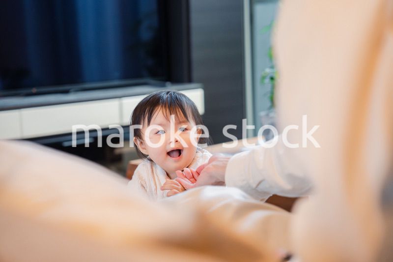 家でひとりで遊ぶ赤ちゃん