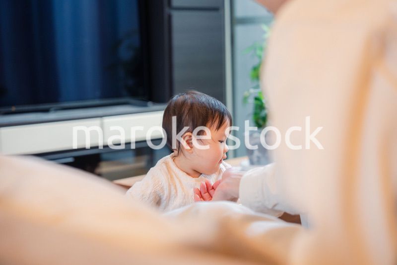 家でひとりで遊ぶ赤ちゃん