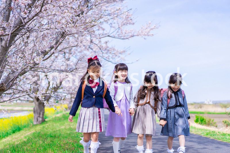 ランドセルを背負って楽しく登校する小学生の女の子たち