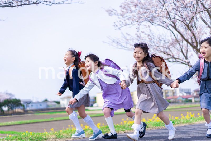 ランドセルを背負って楽しく登校する小学生の女の子たち