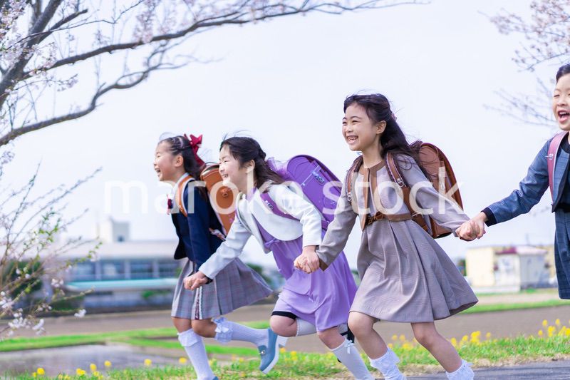ランドセルを背負って楽しく登校する小学生の女の子たち