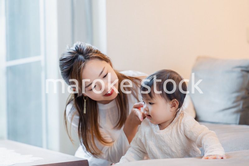 家で赤ちゃんと一緒に暮らすお母さん