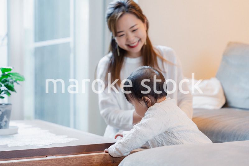 家で赤ちゃんと一緒に暮らすお母さん