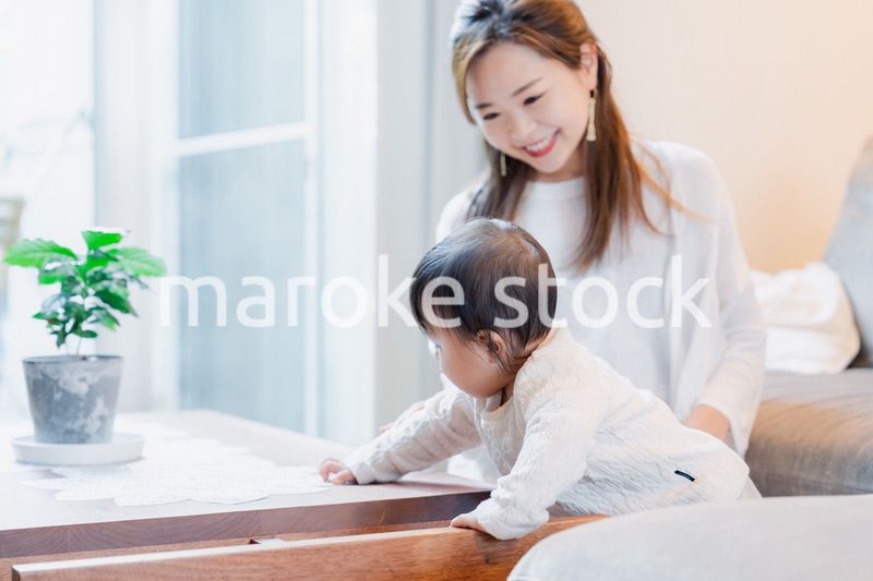 家で赤ちゃんと一緒に暮らすお母さん