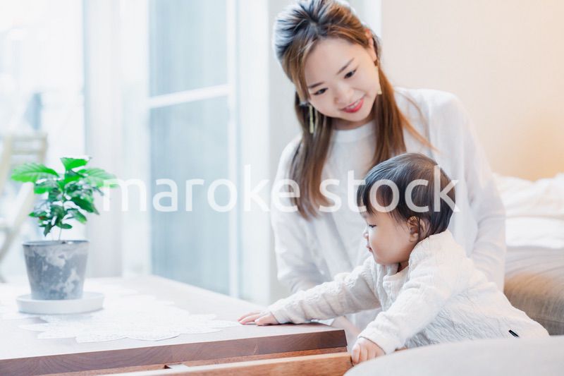 家で赤ちゃんと一緒に暮らすお母さん