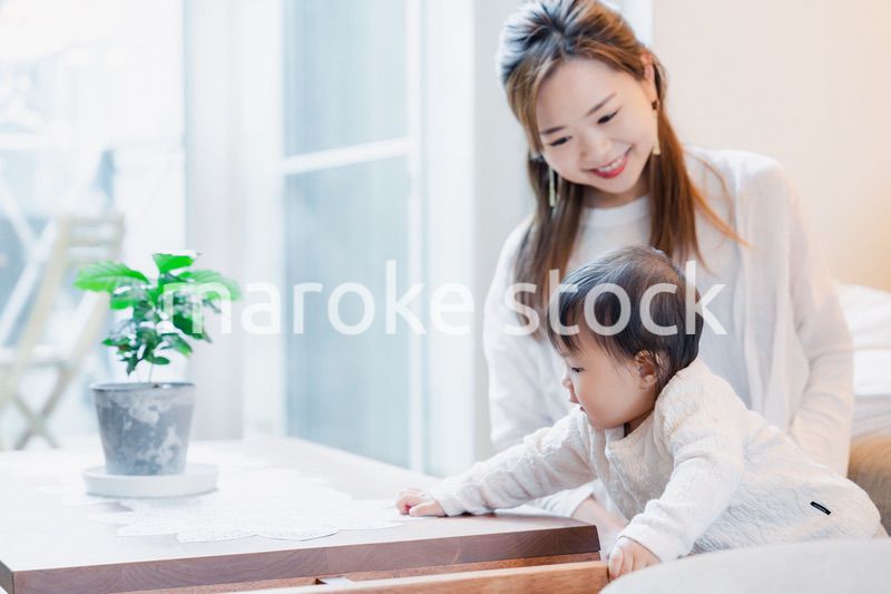 家で赤ちゃんと一緒に暮らすお母さん