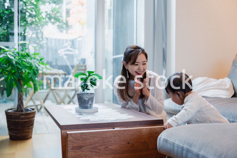 家で赤ちゃんと一緒に暮らすお母さん