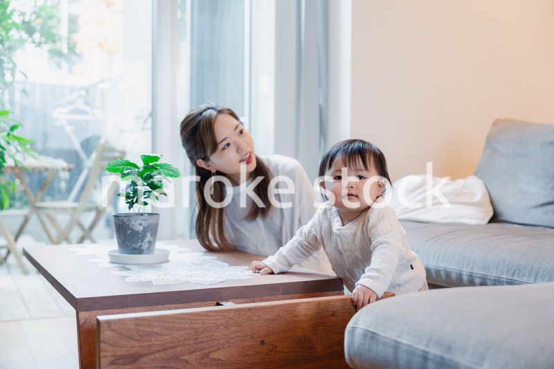 家で赤ちゃんと一緒に暮らすお母さん