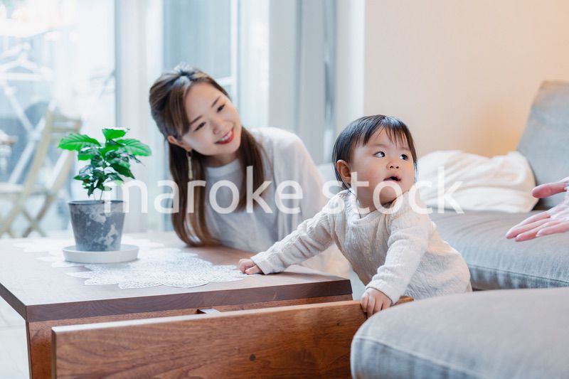 家で赤ちゃんと一緒に暮らすお母さん
