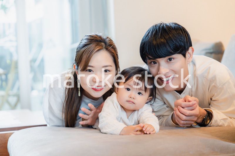 お家にいる親子の集合写真