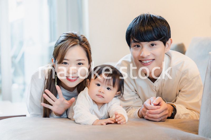 お家にいる親子の集合写真