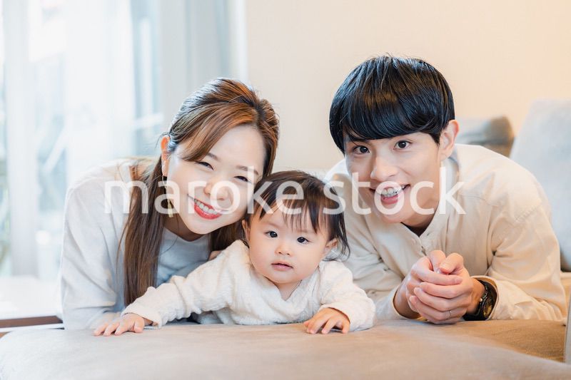 お家にいる親子の集合写真