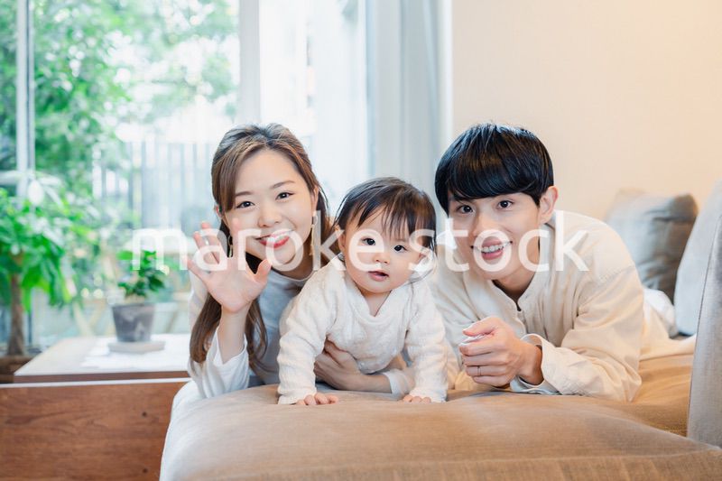 お家にいる親子の集合写真