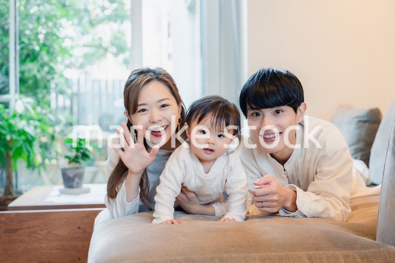 お家にいる親子の集合写真