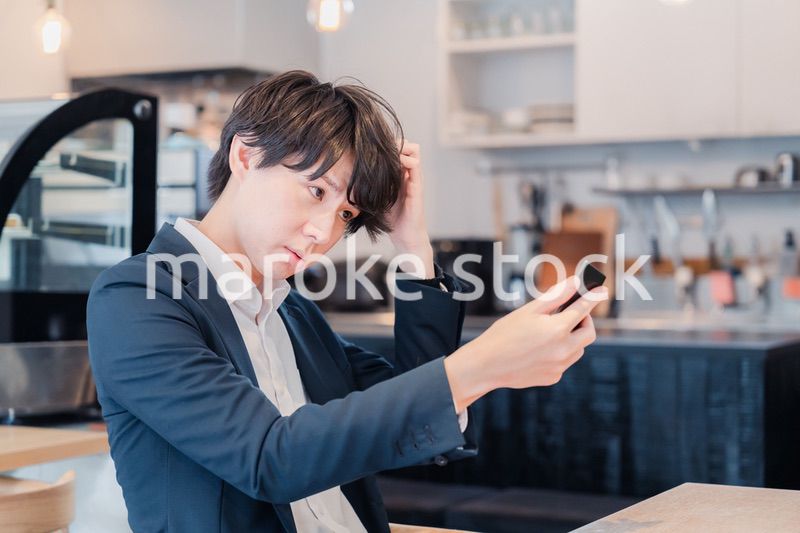 カフェで身だしなみを整える男性客