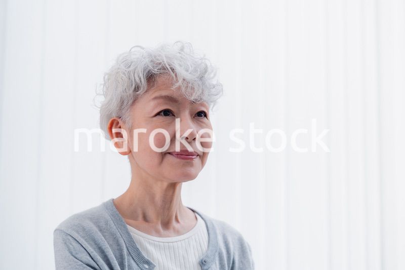 笑顔でいきいきと暮らすシニアの女性