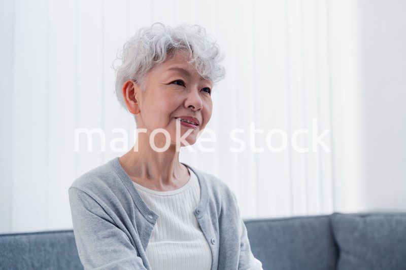 笑顔でいきいきと暮らすシニアの女性