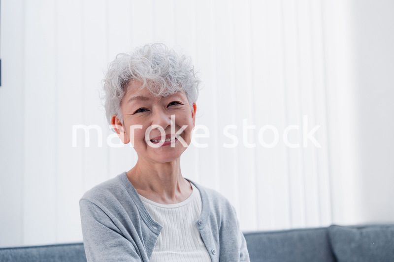 笑顔でいきいきと暮らすシニアの女性