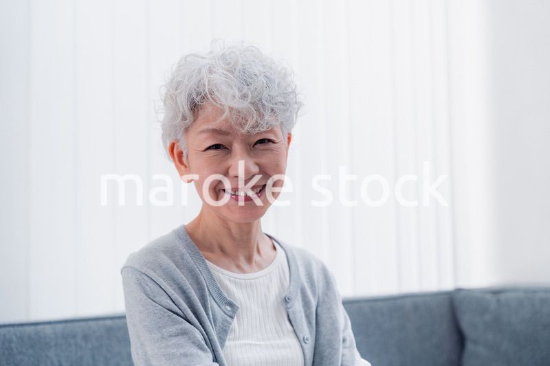 笑顔でいきいきと暮らすシニアの女性