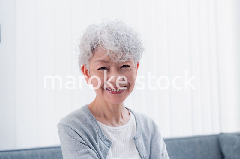 笑顔でいきいきと暮らすシニアの女性