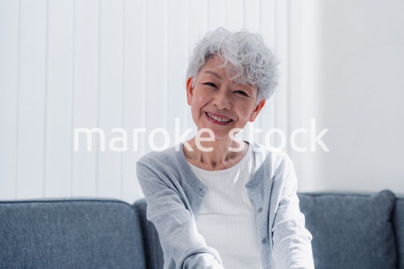 笑顔でいきいきと暮らすシニアの女性