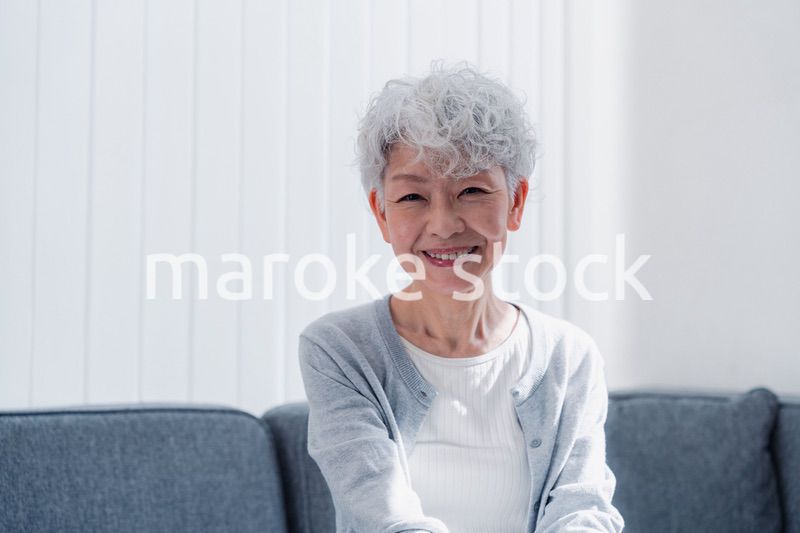 笑顔でいきいきと暮らすシニアの女性