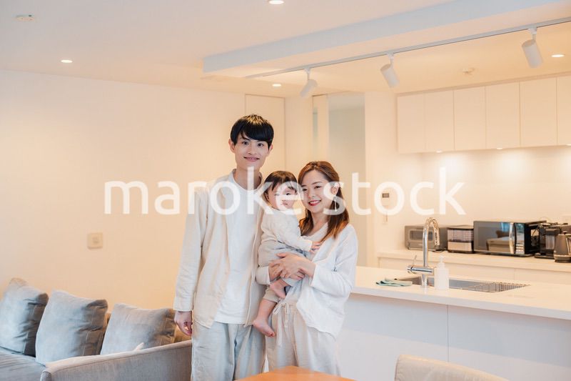 お家にいる親子の集合写真