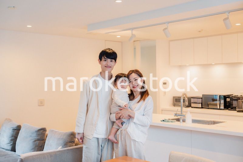 お家にいる親子の集合写真