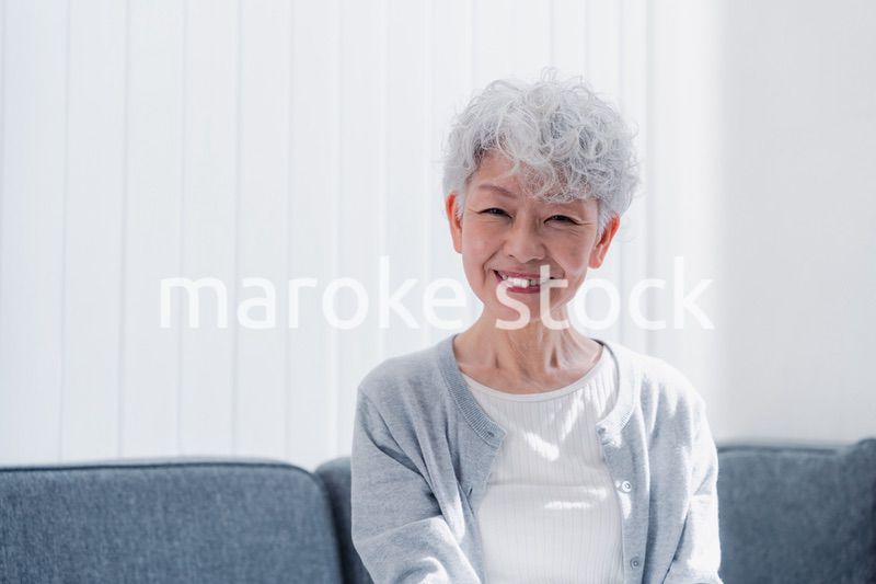笑顔でいきいきと暮らすシニアの女性