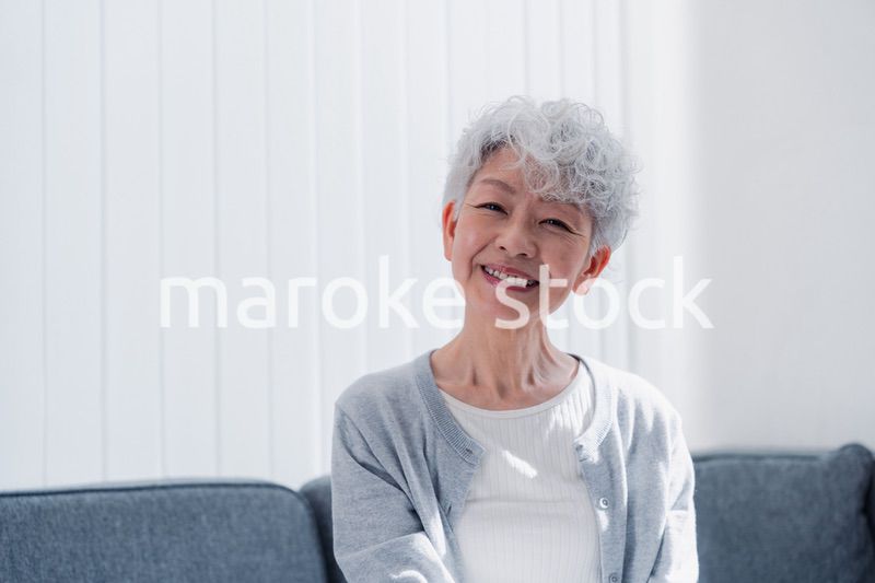 笑顔でいきいきと暮らすシニアの女性
