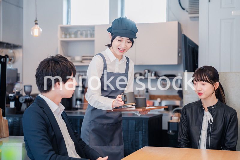 カフェでデートをする若いカップル