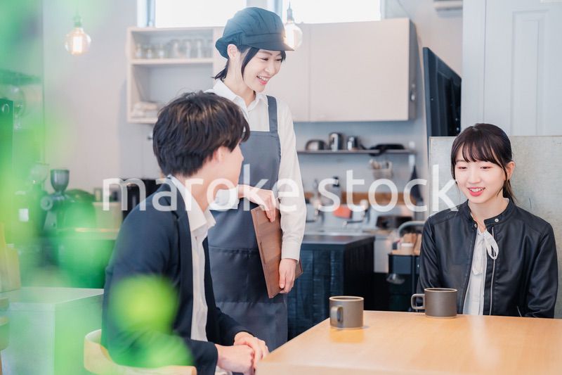 カフェでデートをする若いカップル