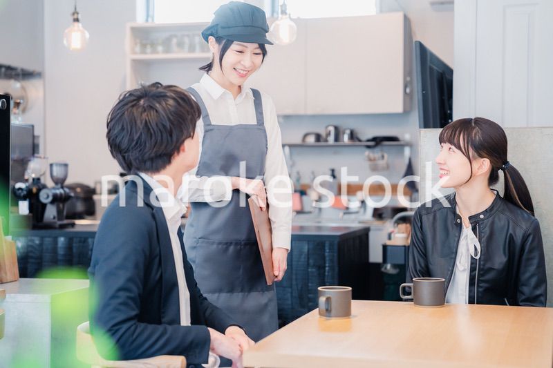 カフェでデートをする若いカップル