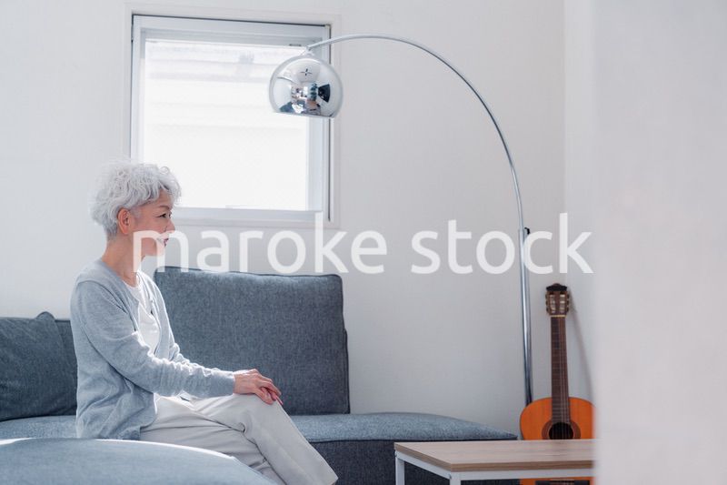 笑顔でいきいきと暮らすシニアの女性