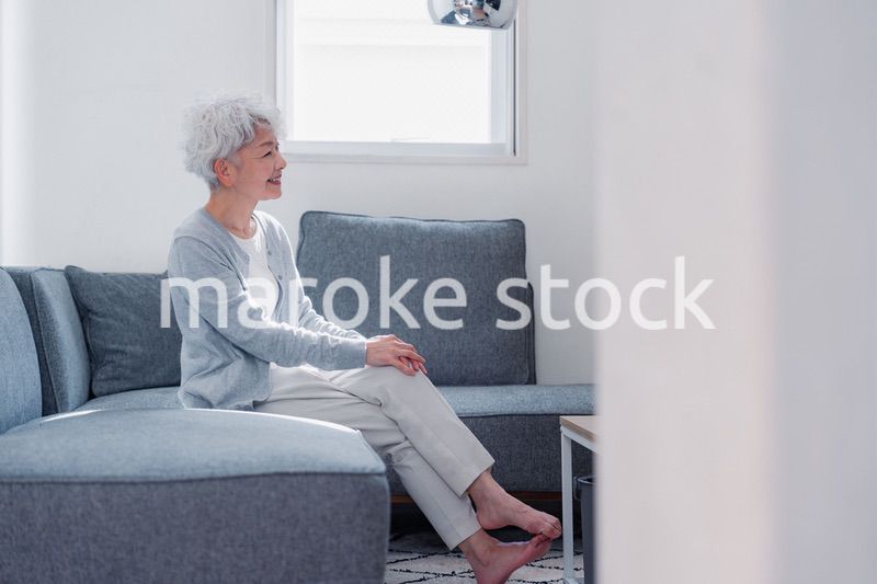 笑顔でいきいきと暮らすシニアの女性