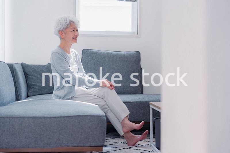 笑顔でいきいきと暮らすシニアの女性