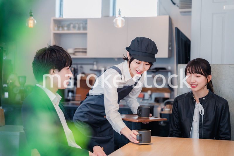 カフェでデートをする若いカップル