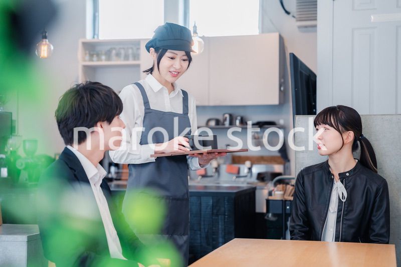 カフェでデートをする若いカップル