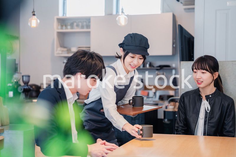 カフェでデートをする若いカップル