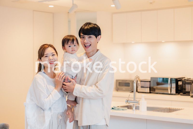 お家にいる親子の集合写真