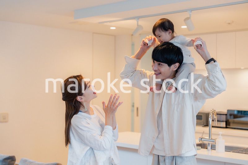 赤ちゃんを肩車するお父さん