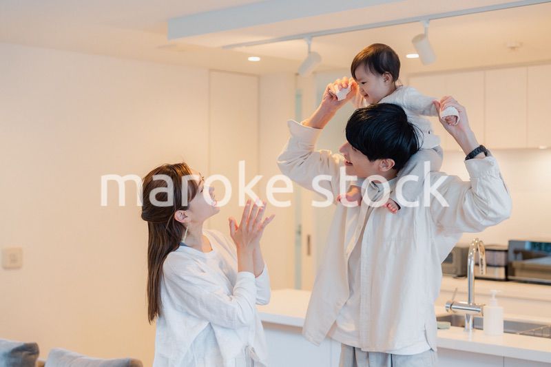 赤ちゃんを肩車するお父さん